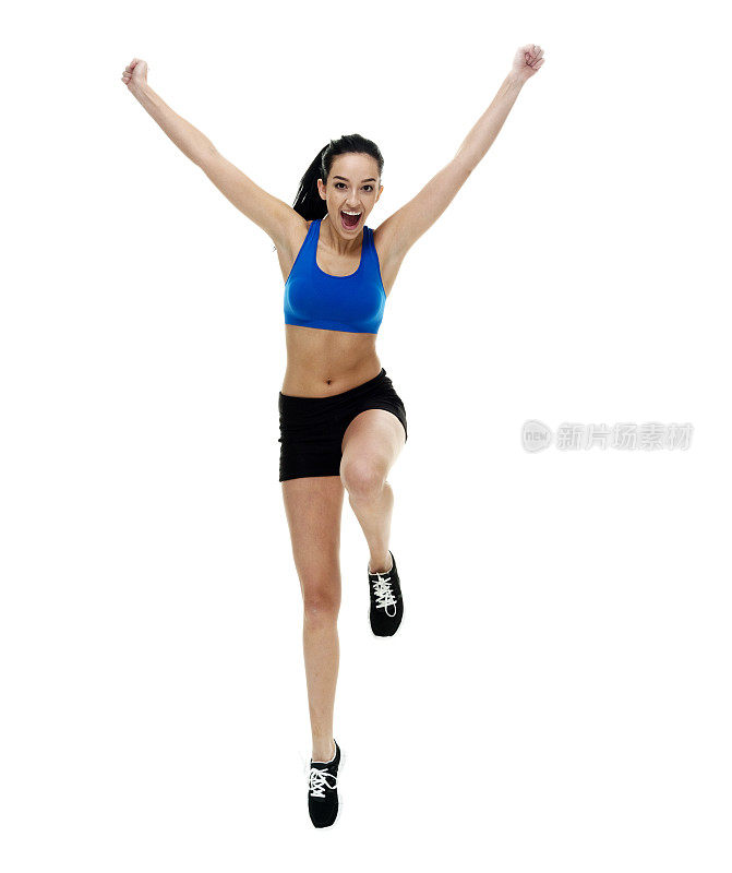 一个人/全长/正面视图/看18-19岁的成年人美丽的黑发/长发/马尾辫高加索女性/年轻女性运动员/运动员跳跃/半空中在白色背景前举起手臂